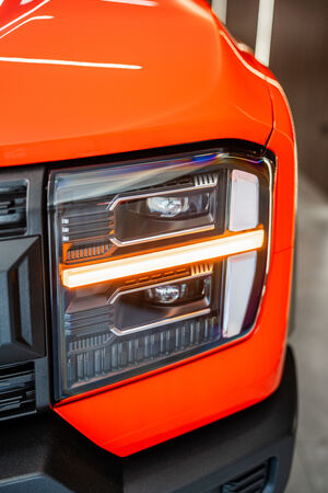 RELY R8 naranja tres cuartos trasero 4x4 - pickup 4x4 doble cabina en Venezuela