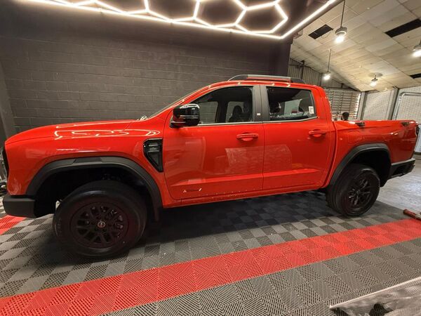 RELY R8 naranja WhatsApp_Image_2026 04 08_at_220751_1 - pickup 4x4 doble cabina en Venezuela