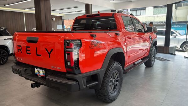 RELY R8 naranja interior cuero 4x4 - pickup 4x4 doble cabina en Venezuela