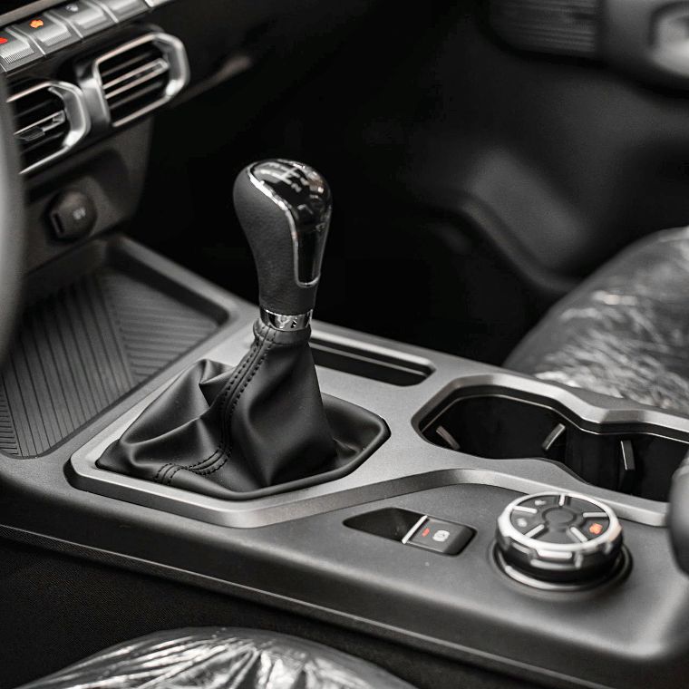 RELY R8 interior - Consola central