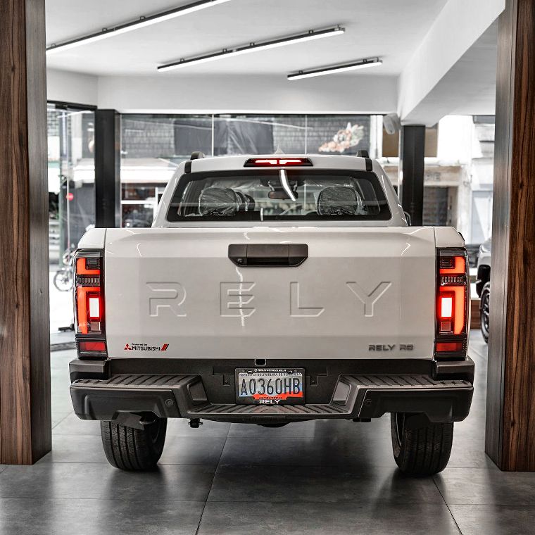 RELY R8 blanca - Vista trasera completa