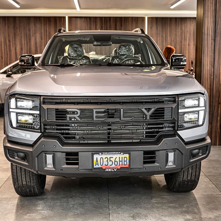 RELY R8 gris - Frontal completa en showroom