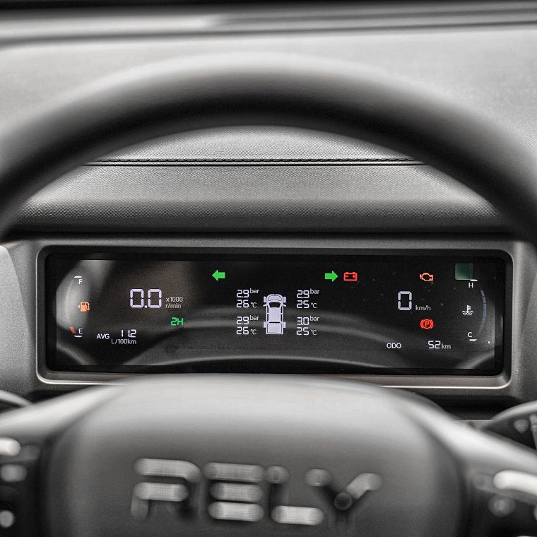RELY R8 interior - Tablero digital y volante