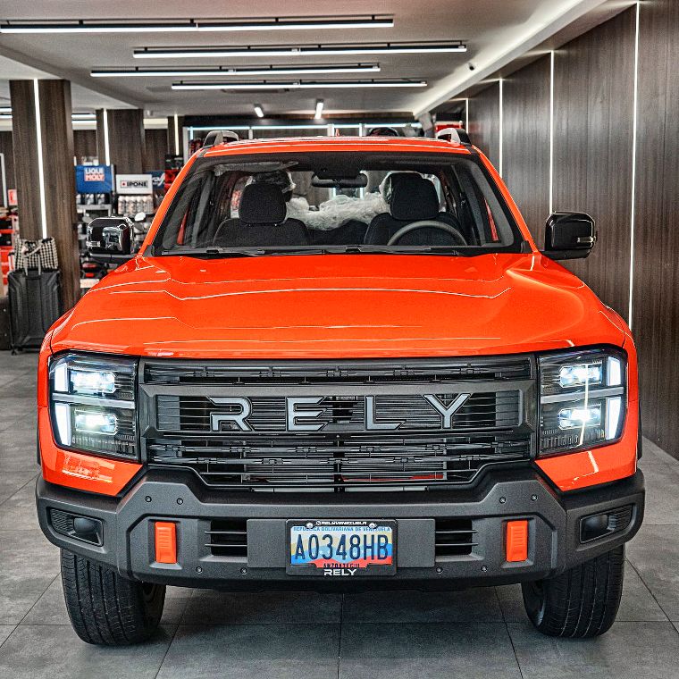 RELY R8 naranja - Frontal completa en showroom