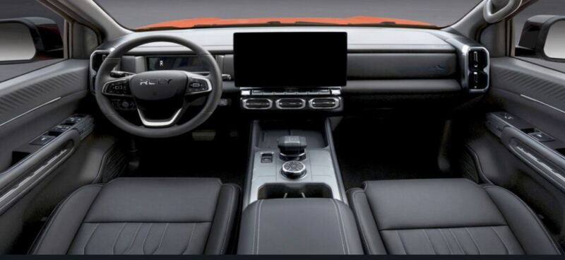 Interior de la RELY R8 con pantalla central