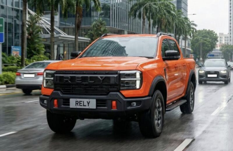 RELY R8 naranja rodando en ciudad