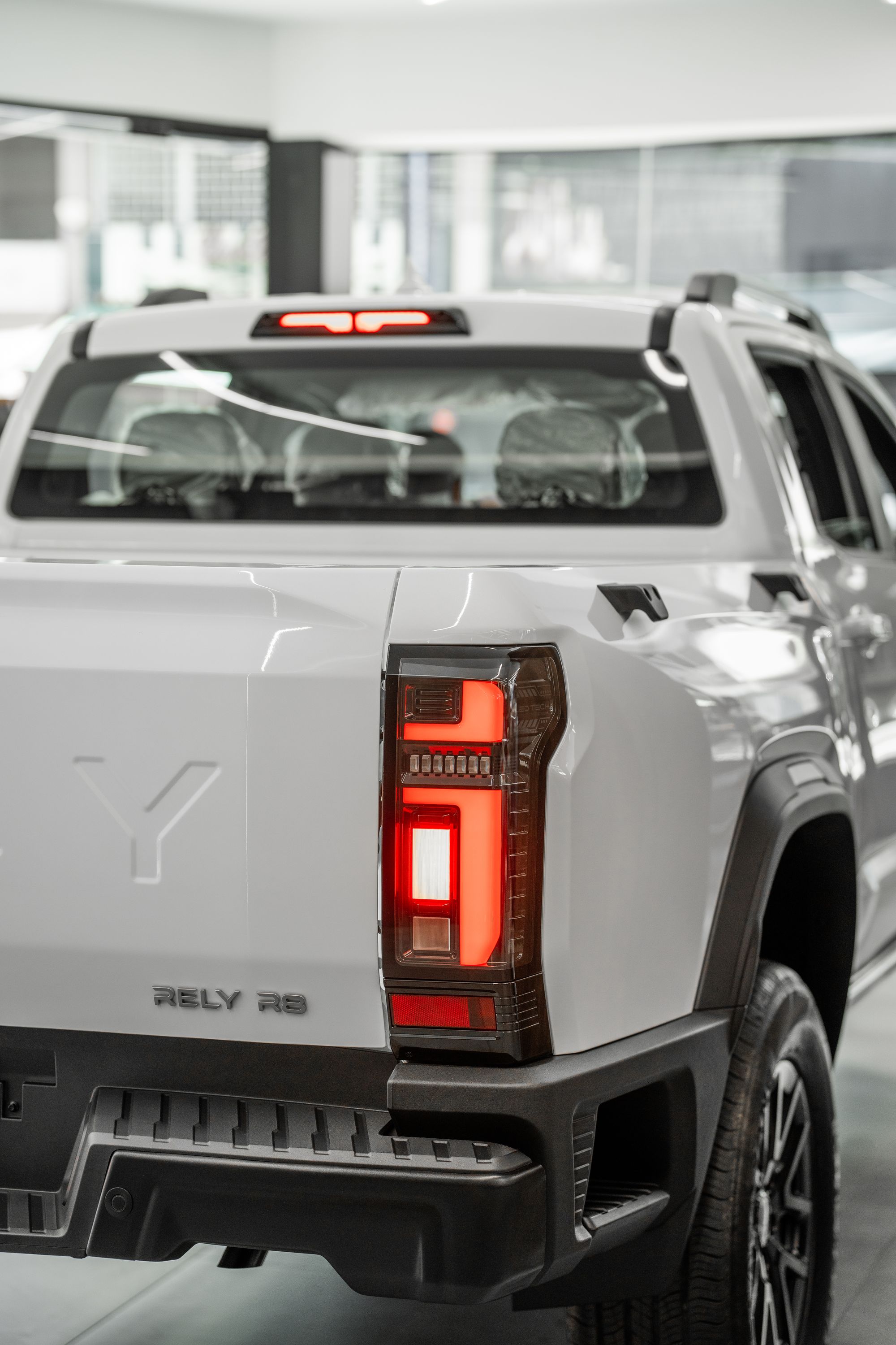 RELY R8 blanca exterior foto profesional Venezuela 4x4 2026 pickup