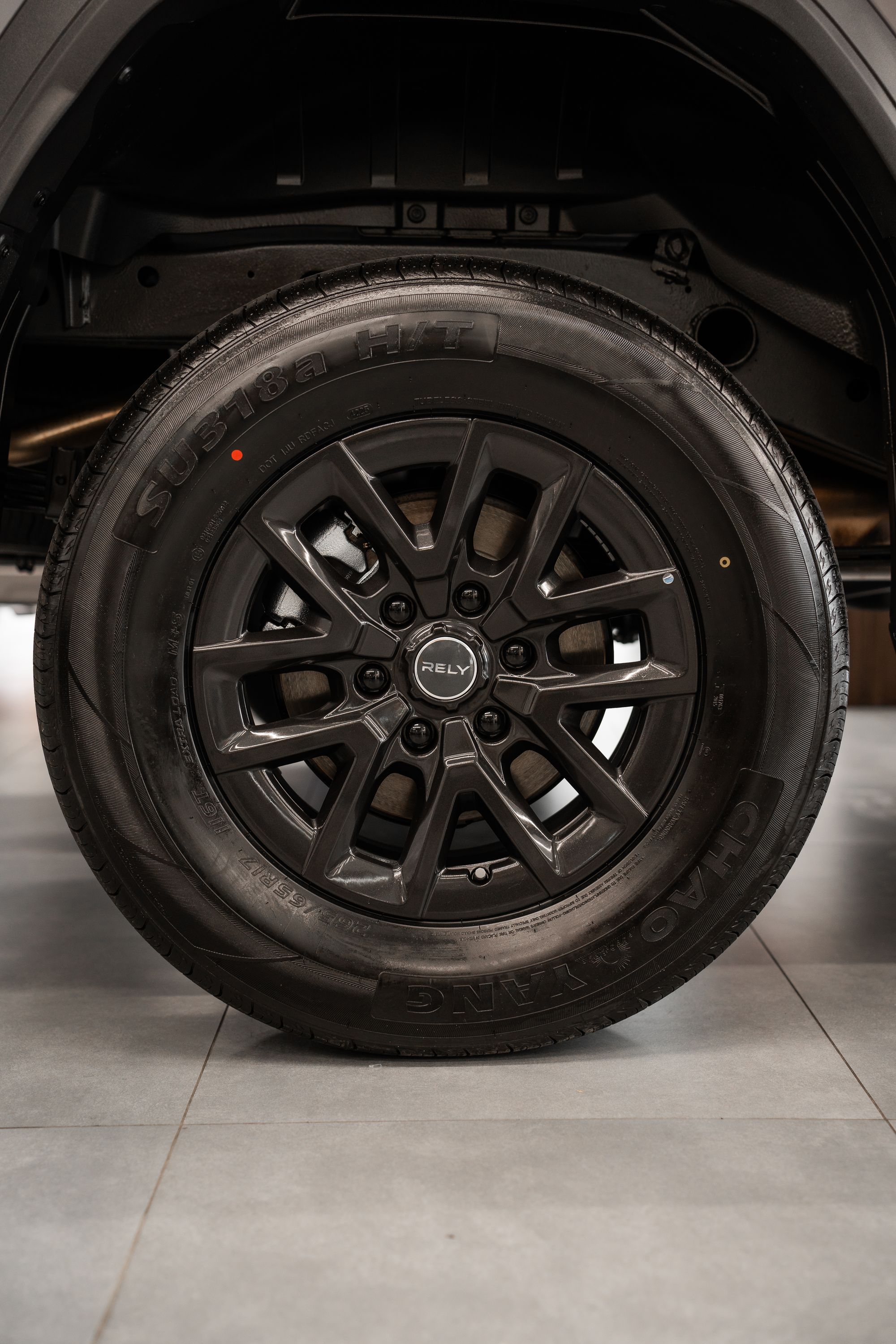RELY R8 gris plata ángulo trasero exterior Venezuela 2026