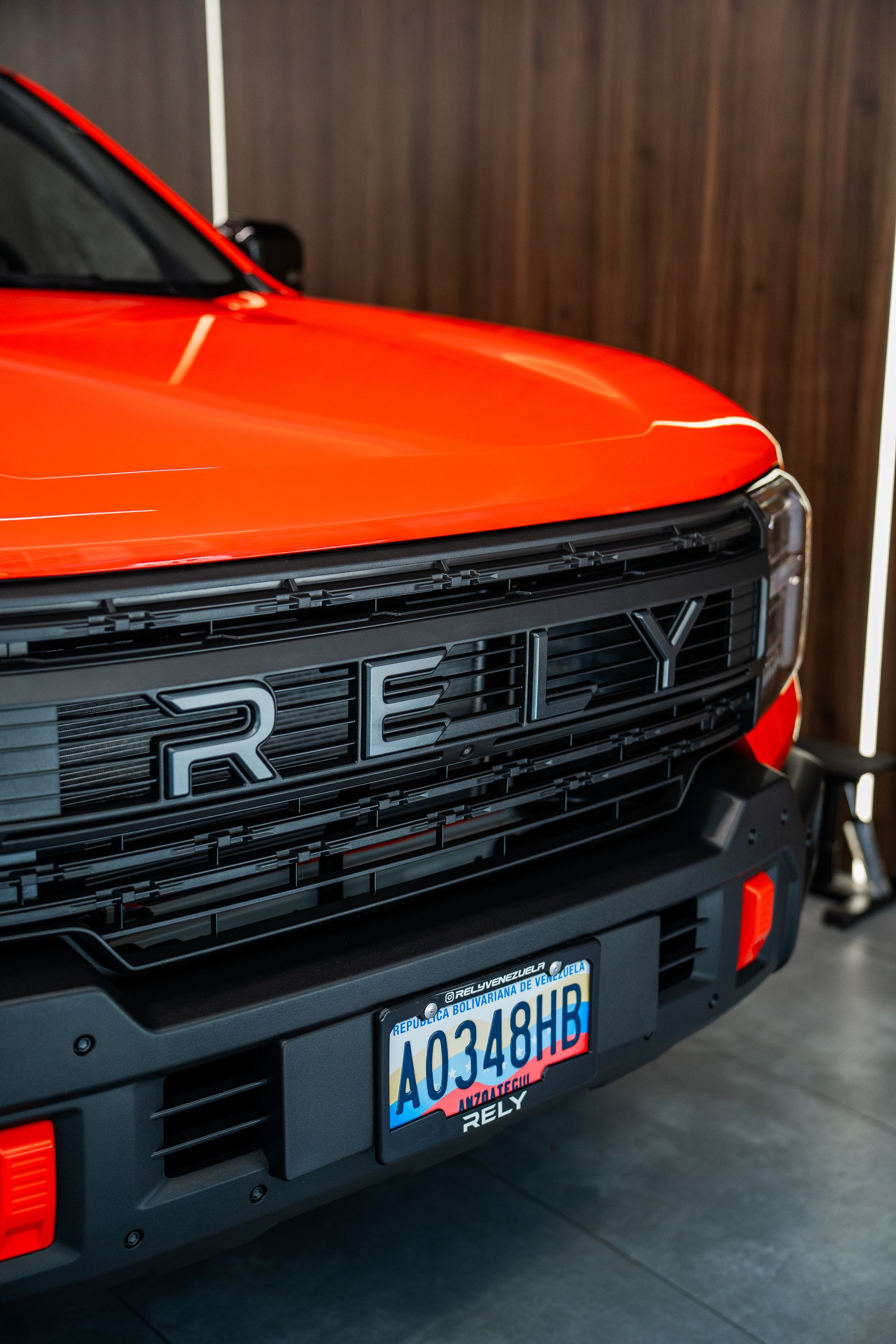 RELY R8 naranja perfil lateral suspensión 4x4 Venezuela pickup