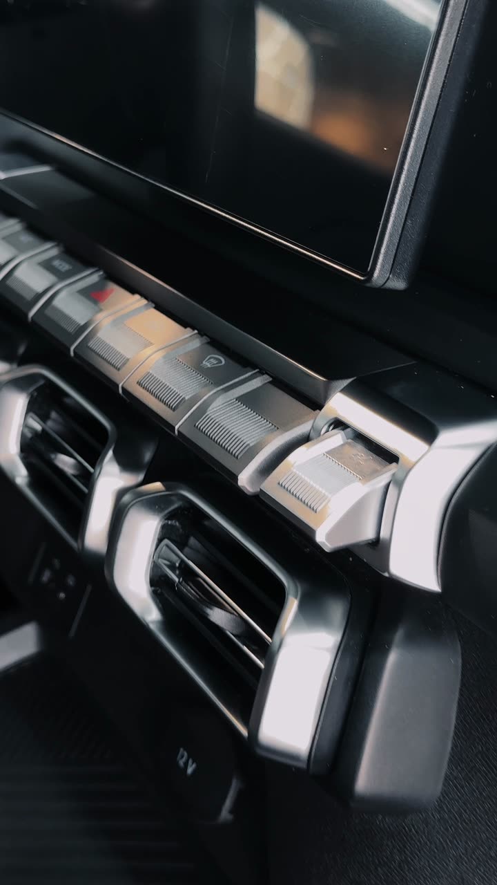 RELY R8 roja en video: interior y exterior en el showroom